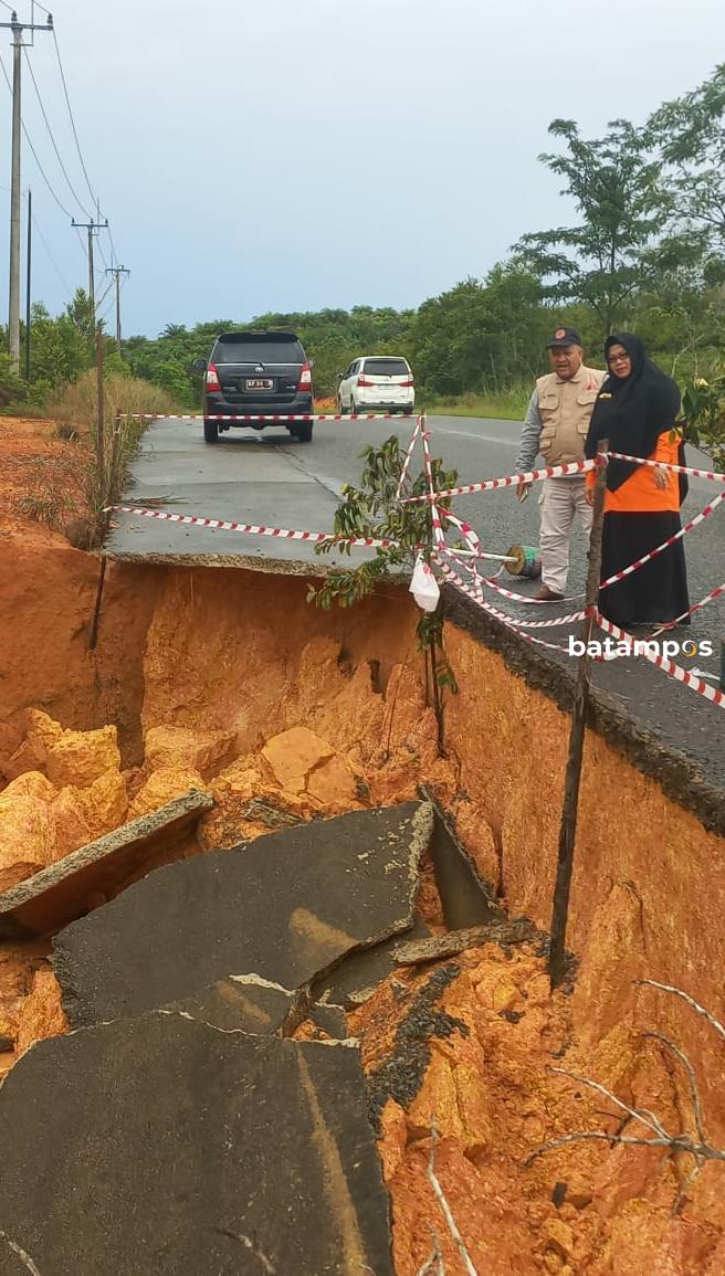 Hujan Deras, Jalan di Kampung Lome Menuju Pulau Pucung, Desa Malang Rapat, Bintan, Amblas