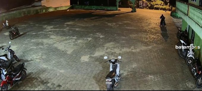 Pria Terekam CCTV Gasak Motor Jemaah yang Salat Subuh di Masjid Nurul Huda, Bintan