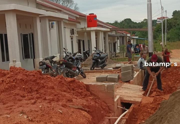 Ratusan Warga di Seri Kuala Lobam Dapat  Pemasangan Sambungan Rumah Air SPAM Gratis