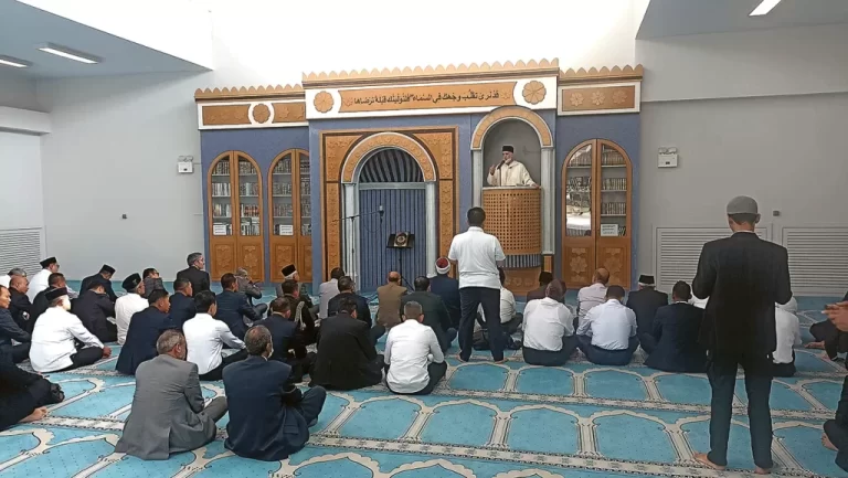 Jumatan di Masjid Athena, Masjid Pertama di Yunani di Era Modern, Berada di Kawasan Industri