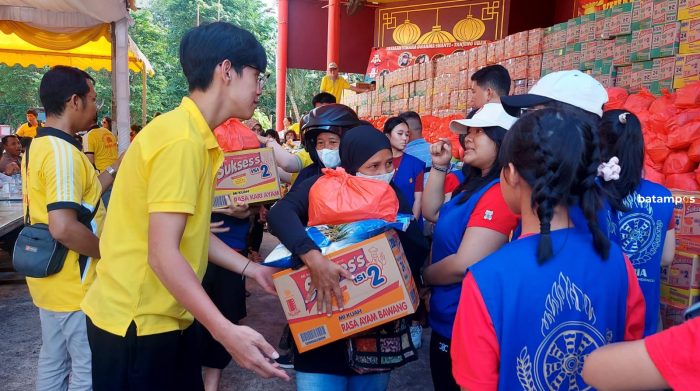 Sambut Imlek, Yayasan Vihara Dharma Shanti Tanjunguban Bagi-bagi Sembako
