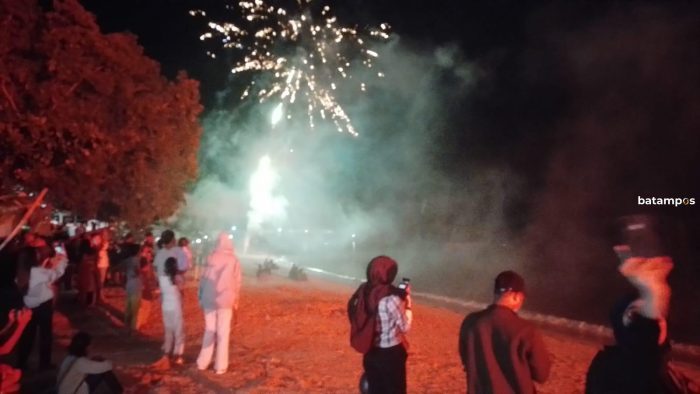 Pantai Menjadi Lokasi Favorit Warga Habiskan Malam Pergantian Tahun 2024