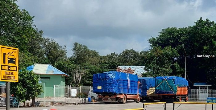Sejumlah Truk Muatan Over Sempat Tertahan di Pelabuhan ASDP Tanjunguban