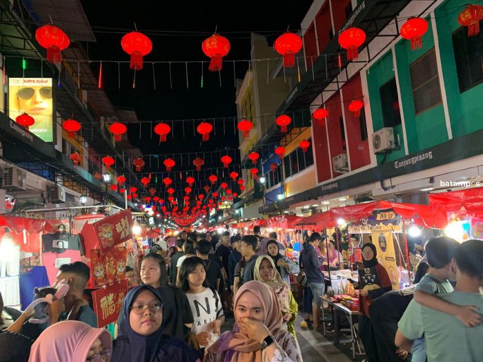 Warga Padati Bazar Imlek di Jalan Merdeka