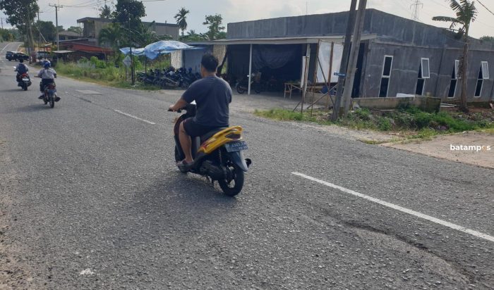 Aspal di Jalan Wonosari menuju Simpang Lagoi Banyak Terkelupas dan Berlubang, Warga Minta Diperbaiki karena Sudah Ada Korban