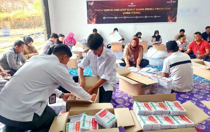 Masyarakat yang Terlibat Sortir dan Pelipatan Surat Suara di Kantor KPU Bintan Dapat Honor Rp 200 hingga Rp 250 per Lembar