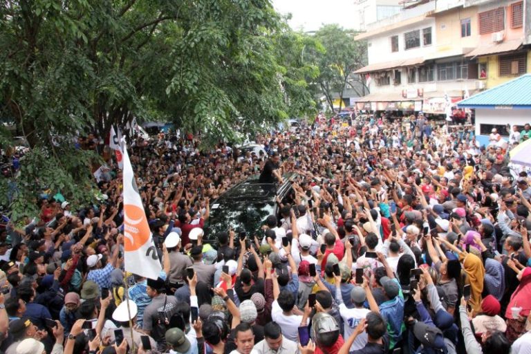 Ribuan Warga Batam Sambut Anies di Masjid Mahmud Riayat Syah