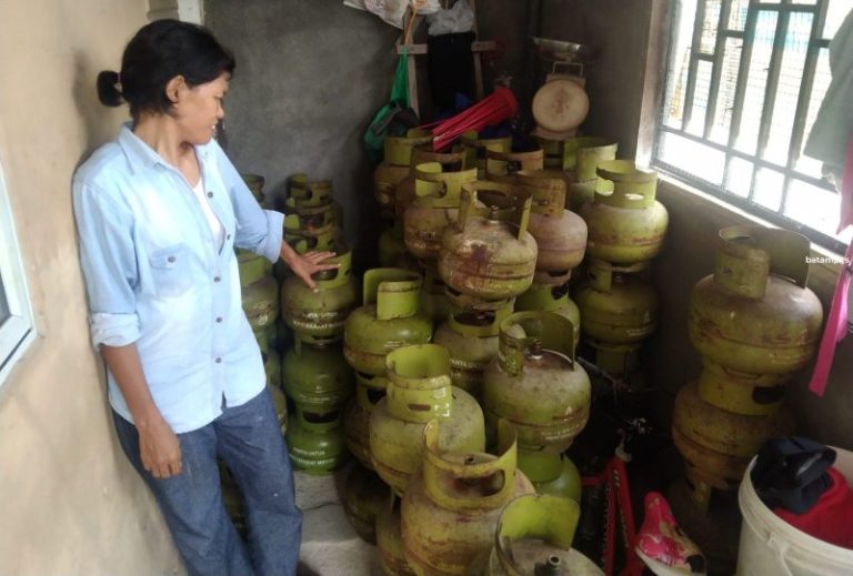 Pangkalan Kosong, Warga Batam Cari Gas Lewat Medsos