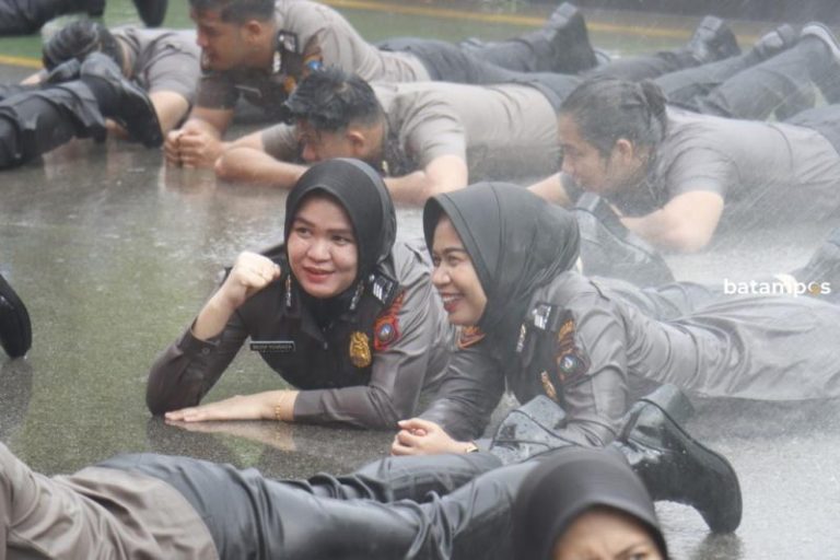 66 Personel Polresta Barelang Naik Pangkat, Dirayakan dengan Penyiraman Air Pakai Water Canon