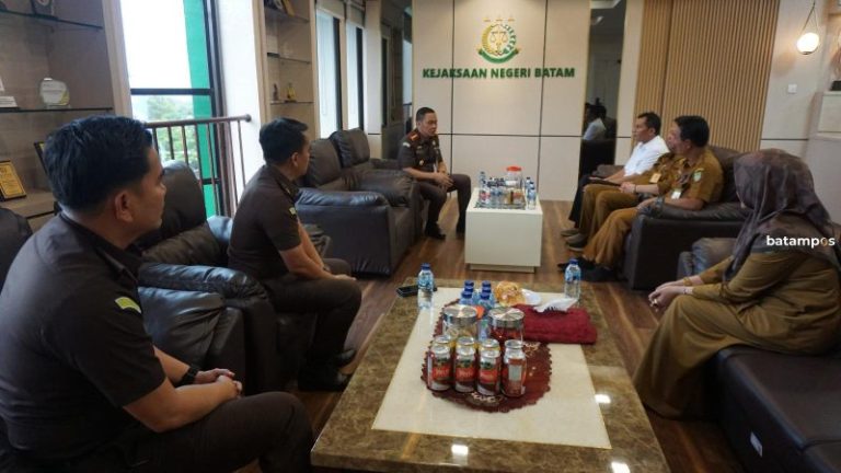 Kejari Batam Fasilitasi Pembuatan Akta Lahir Gratis