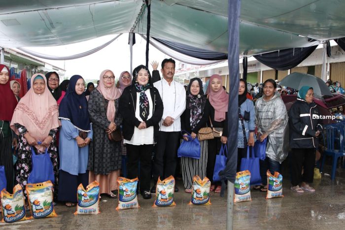 Pemko Batam Bagikan Sembako Murah untuk Warga Bengkong