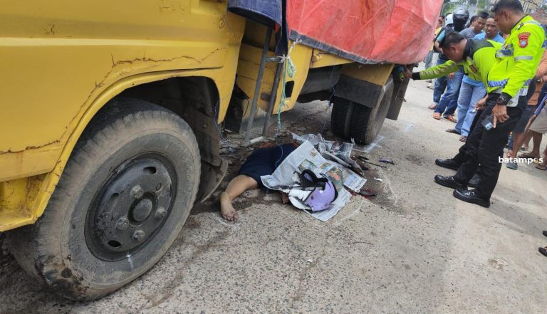 Pengendara Motor Tewas Terlindas Lori