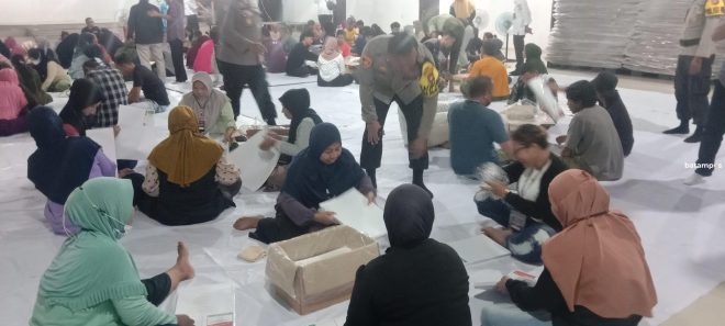 Kerahkan 151 Warga untuk Lipat Surat Suara Pemilu