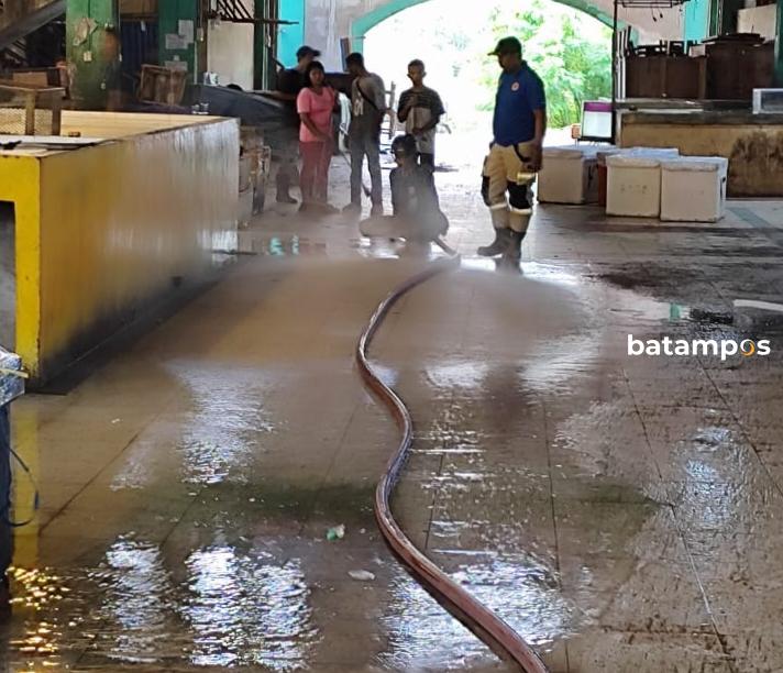 Jaga Kebersihan, BPBD Damkar Semprot Pasar Puan Maimun