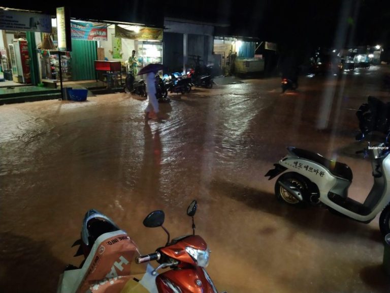 Banjir Terjadi Akibat Curah Hujan Tinggi dan Pasang Air Laut