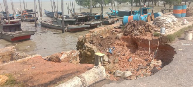 Dihantam Ombak, Jalan Coastal Area Amblas