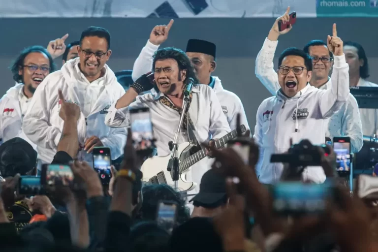 Kampanye Akbar Pasangan Capres Nomor Urut 1 di Tegal, Ribuan Orang Tumpah Ruah