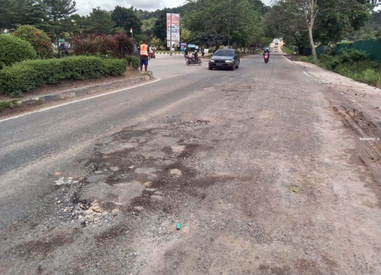 Jalan Berlubang Sebabkan Kemacetan di Batuaji dan Sagulung