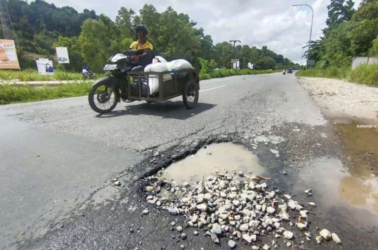 Tambal Sulam Malah Bikin Jalan S Parman Seibeduk Rusak dan Bergelombang