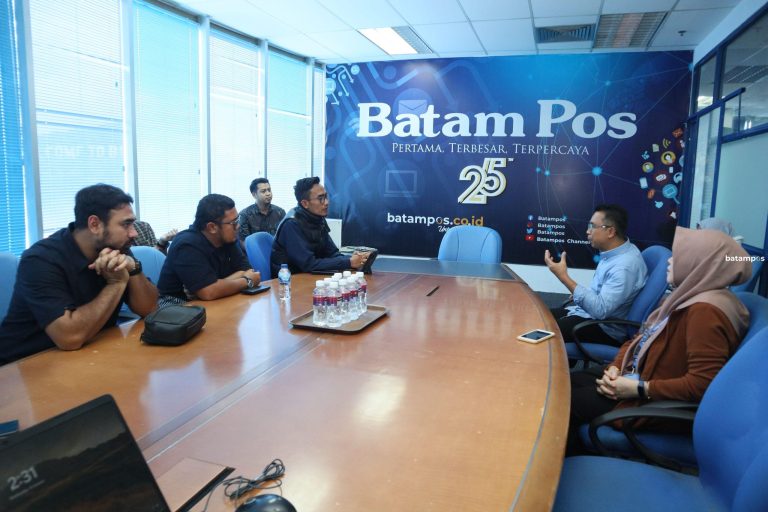 Kunjungi Batam Pos, Pertamina Sebut Media Berperan Awasi Program Kerja