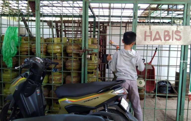 Warga Batam Keluhkan Sulitnya Cari Gas 3 Kg, Tim Disperindag Turun Langsung Cek ke Pangkalan