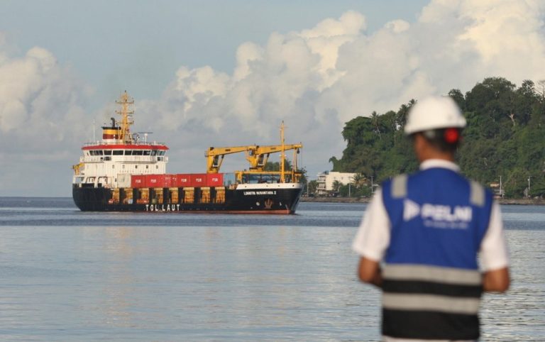 Melihat dari Dekat Kedatangan Kapal Logistik ke Kepulauan yang Sepelemparan Batu dari Filipina