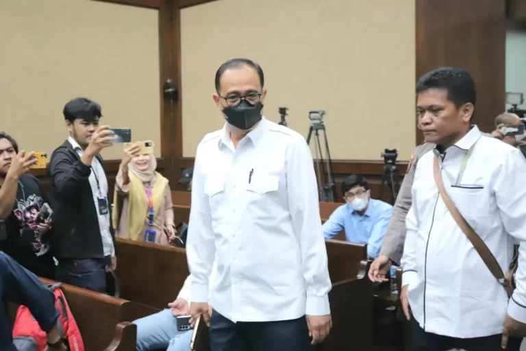 Rafael Alun Trisambodo Pikir-Pikir Pendapat Hakim Terkait Vonis 14 Tahun Penjara