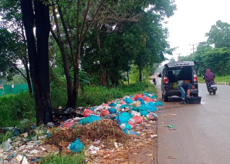 Sampah Berserakan di Sepanjang Jalan Trans Barelang