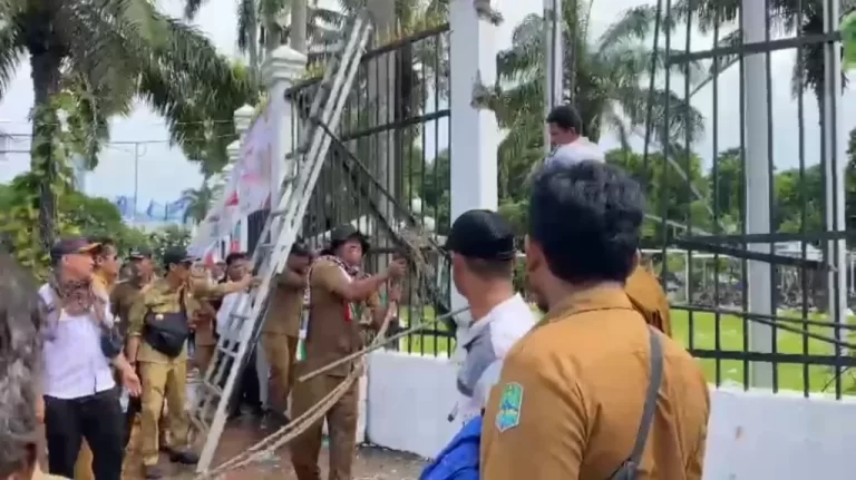 Massa APDESI Lempar Batu Hingga Rusak Pagar Gedung DPR