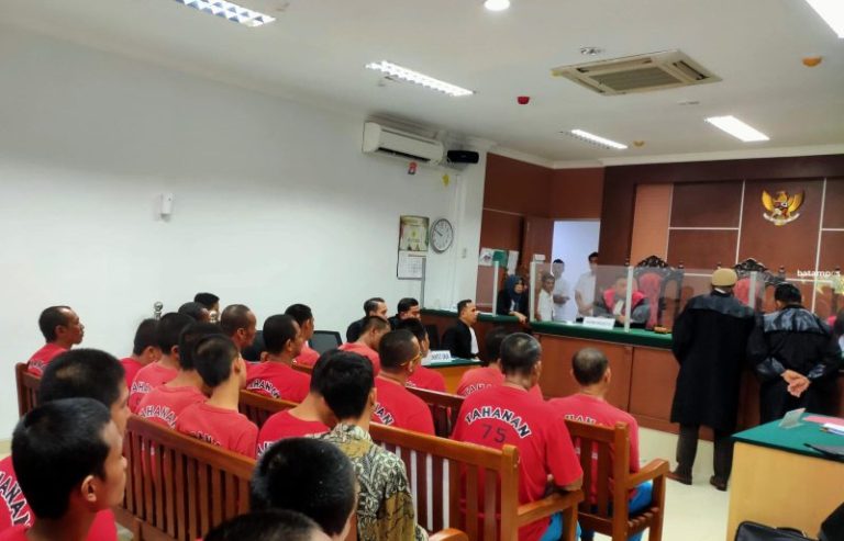 Hakim Tolak Nota Keberataan 34 Terdakwa Rusuh Bela Rempang, Keluarga Menangis