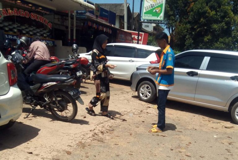 Jukir Masih Pakai Karcis Lama: Kutip Rp 4.000 untuk Mobil, Tapi di Karcis Tertera Rp 2000