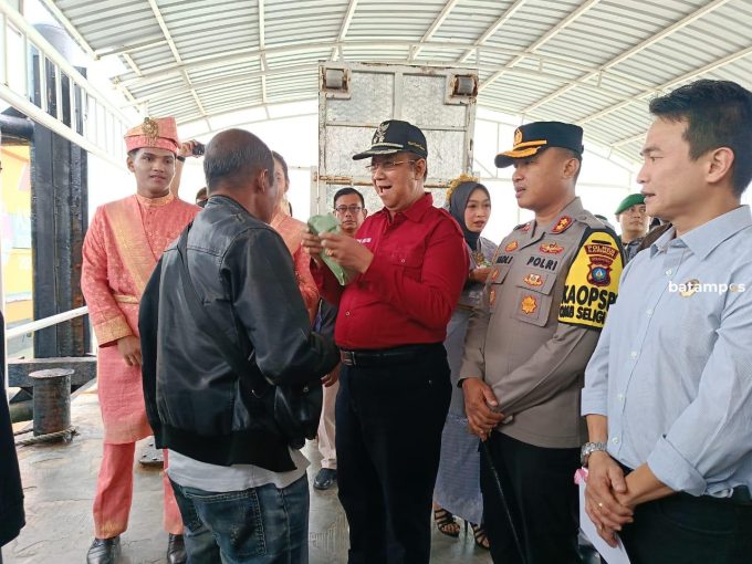 Wabup Karimun Sambut Wisman Pertama 2024 Menginjak Tanah Bumi Berazam