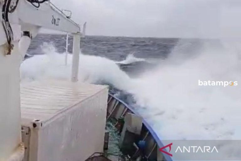Ombak Setinggi 4 Meter di Laut Natuna Utara
