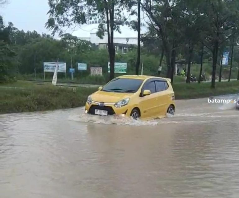 Banjir Genangi Jalan Brigjen Katamso Sagulung