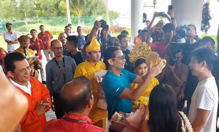 Menparekraf Sandiaga Sambut Turis Perdana di Pelabuhan Bandar Bentan Telani Bintan