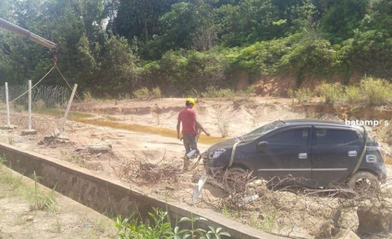 Kecelakaan Tunggal di Seitemiang, Agya Hitam Terbang Tabrak Pagar DAM Seiharapan