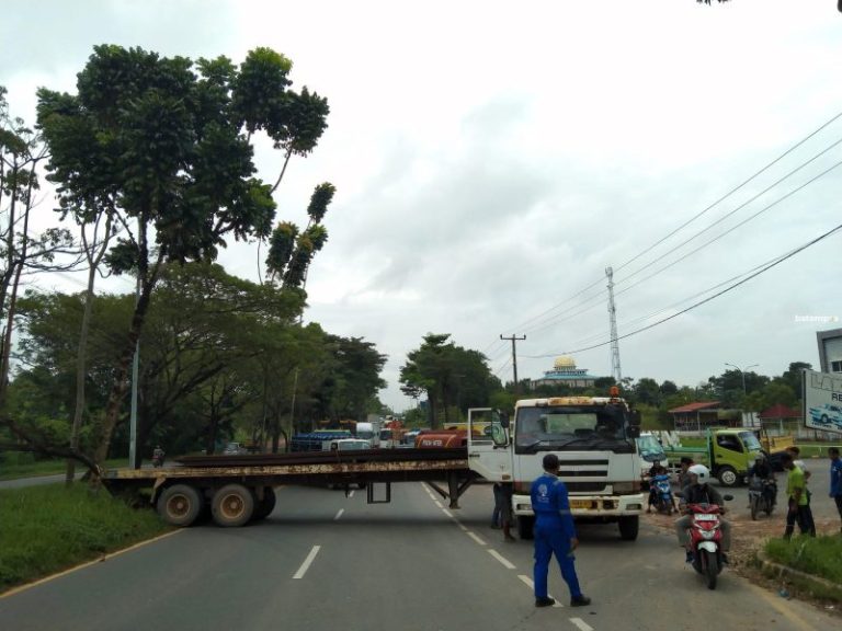 Truk Trailer Terbentang di Jalan Brigjen Katamso, Jalan Sempat Lumpuh
