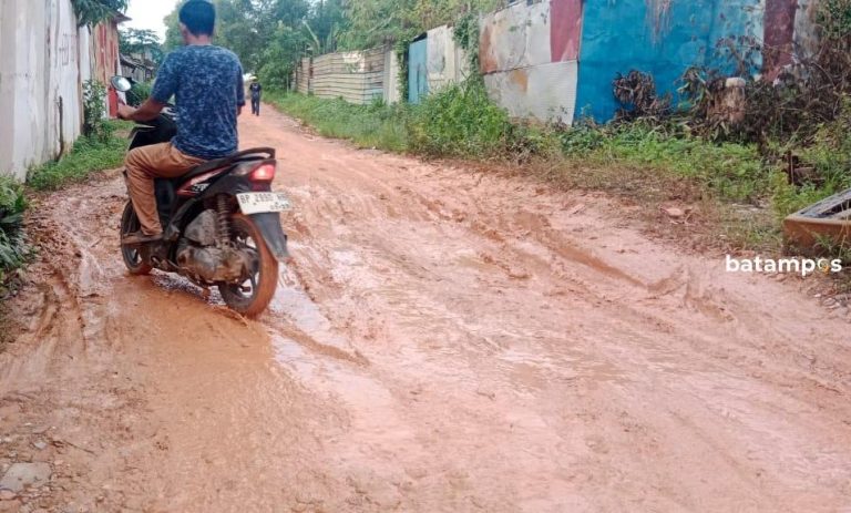 Warga Tanjunguncang Keluhkan Jalan Rusak yang Sudah Seperti Kubangan