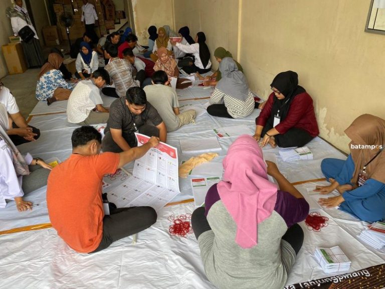 KPU Tanjungpinang Mulai Lipat dan Sortir Surat Suara, Berdayakan Warga Sekitar