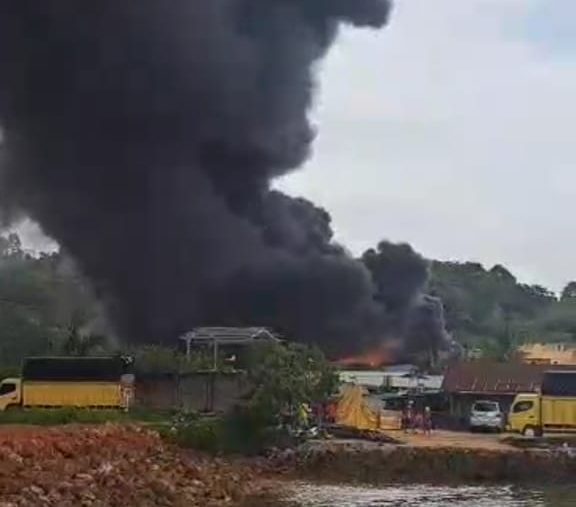 Gudang Styrofoam Terbakar di Nongsa, Kepulan Asap Pekat Membumbung Tinggi, Ini Videonya
