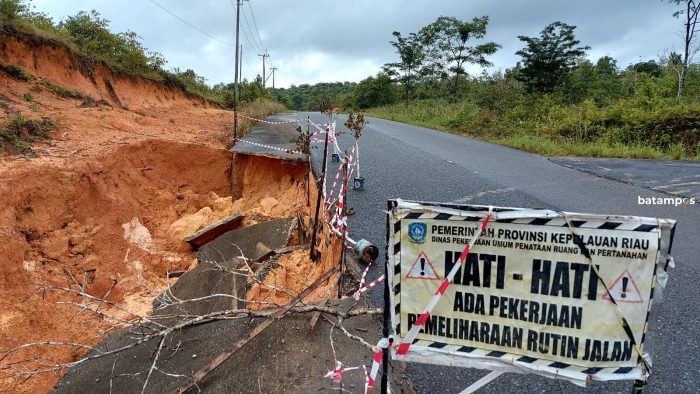 Jalur Pariwisata, Pengguna Jalan Berharap Jalan Amblas di Kampung Lome Menuju Pulau Pucung di Bintan Bisa Segera Ditangani