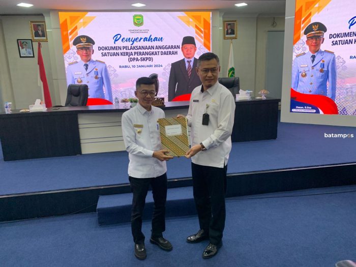 Pj Walikota Tanjungpinang Serahkan DPA 2024 untuk 33 OPD hingga Camat