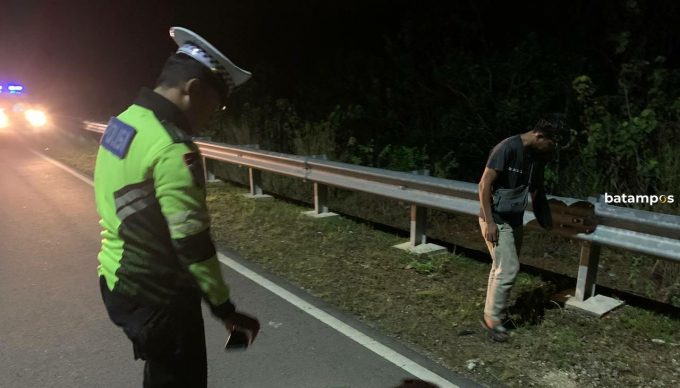 Tabrak Pikap yang Pecah Ban di jalan Lintas Barat, Bintan, Pengendara Motor Dilarikan ke Rumah Sakit