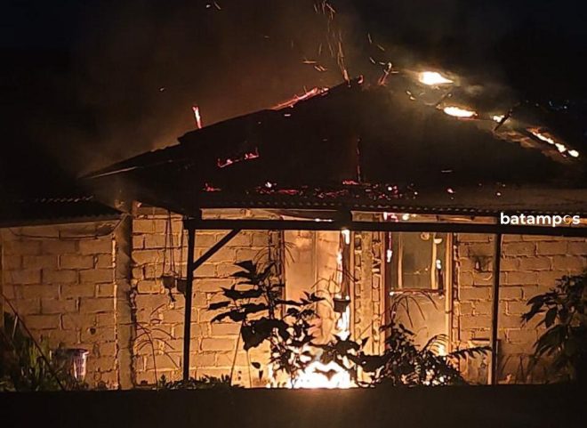 Diduga Korsleting Listrik, Satu Rumah Warga di Kampung Bangun Rejo, Kelurahan Kota Baru Terbakar