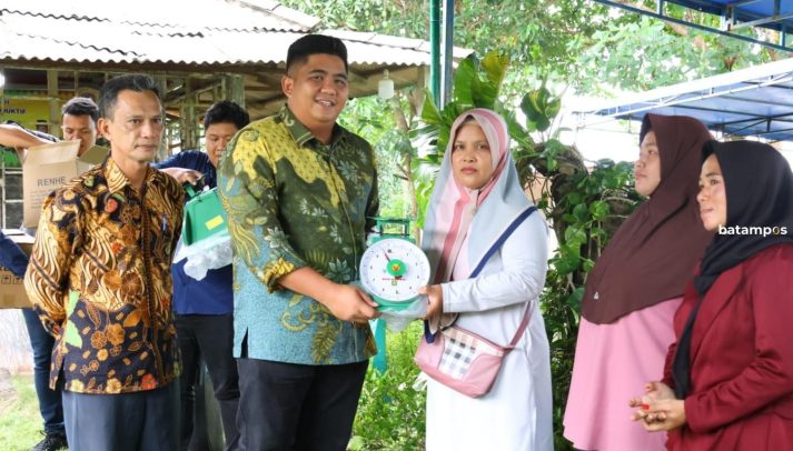 10 Kelompok Usaha Ekonomi Produktif di Bintan Dapat Bantuan Timbangan Analog