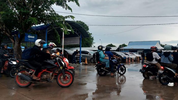 Arus Balik Libur Tahun Baru, Pemotor Ramai di Pelabuhan ASDP, Tanjunguban