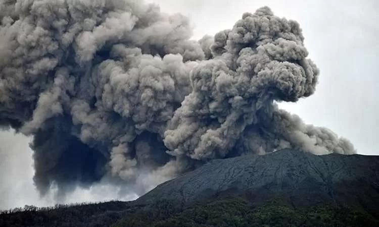 Gunung Marapi Sumbar Kembali Erupsi dan Mengeluarkan Gemuruh dan Suara Dentuman Keras