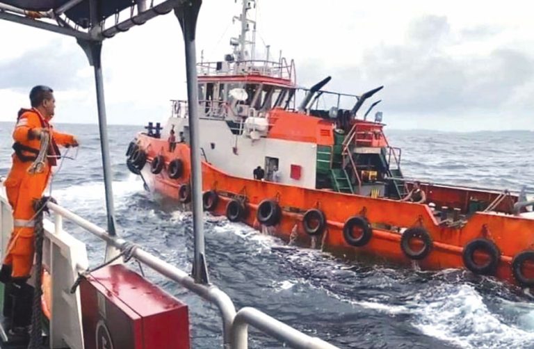 Belasan Kru Kapal Tenggelam, Diselamatkan di Selat Bali