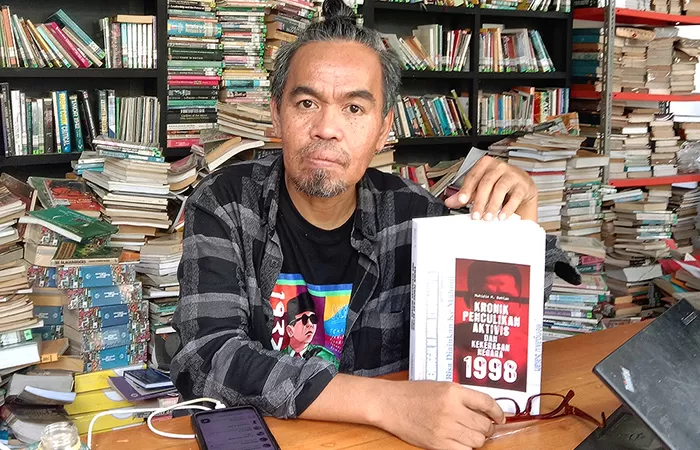 Sosok Muhidin M. Dahlan yang Merawat Ingatan lewat Kliping