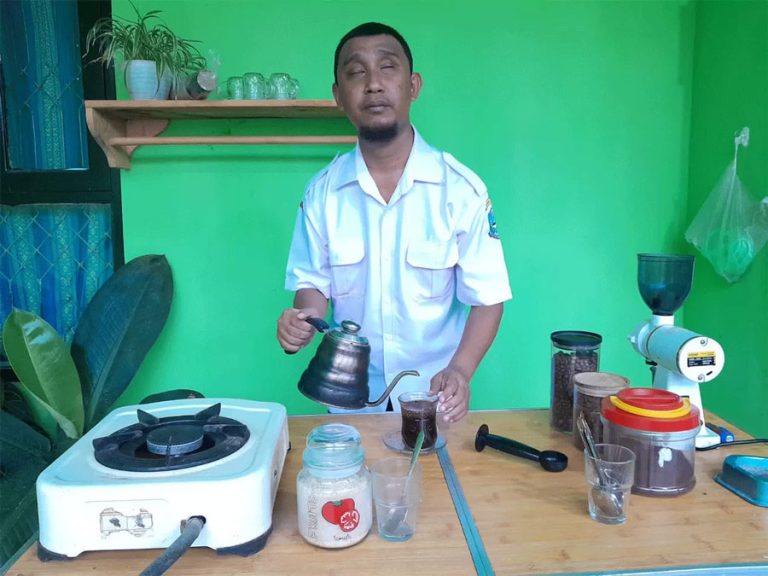 Nurul Imam, Penyandang Tunanetra yang Mahir Meracik Kopi